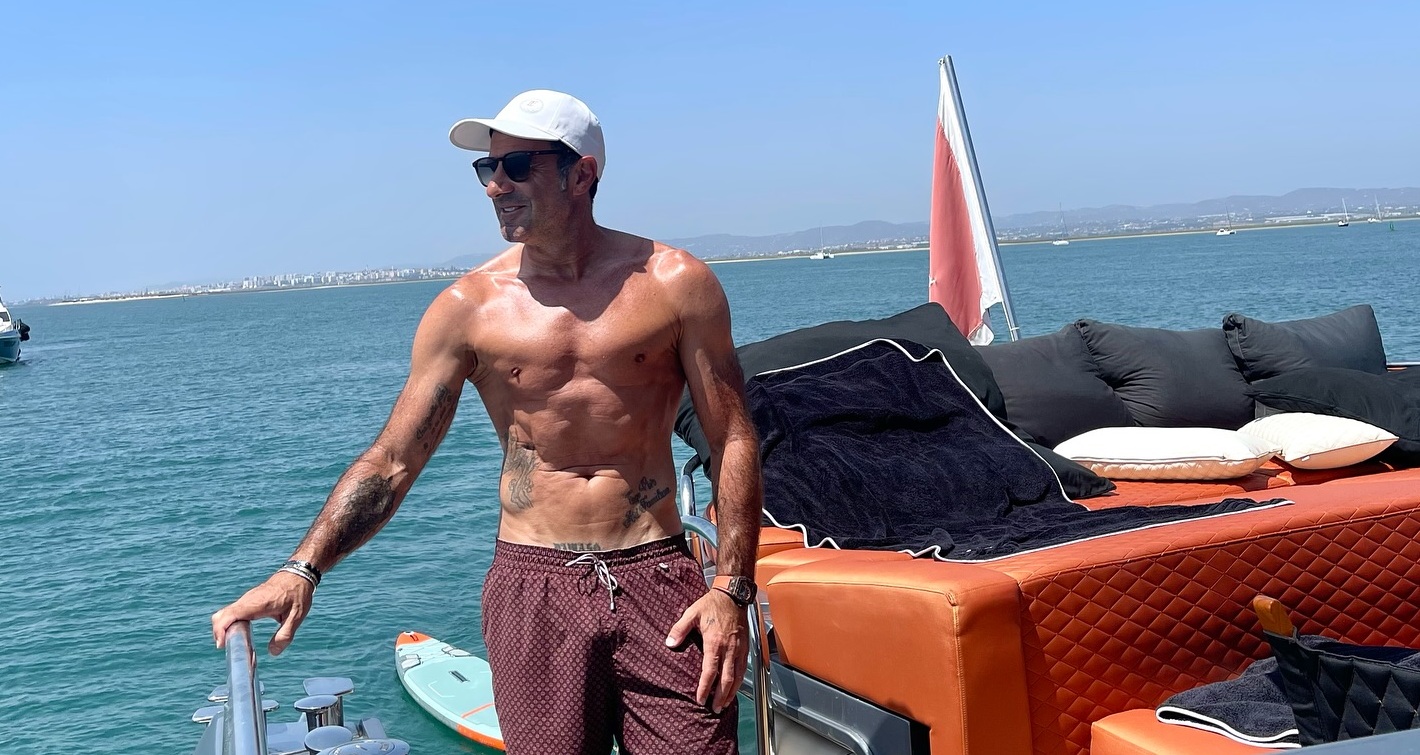 Imagine Stire Protagonistul unuia dintre cele mai controversate transferuri din istorie a ajuns la 52 de ani. ”Beau vin în fiecare zi!” | 2review.ro