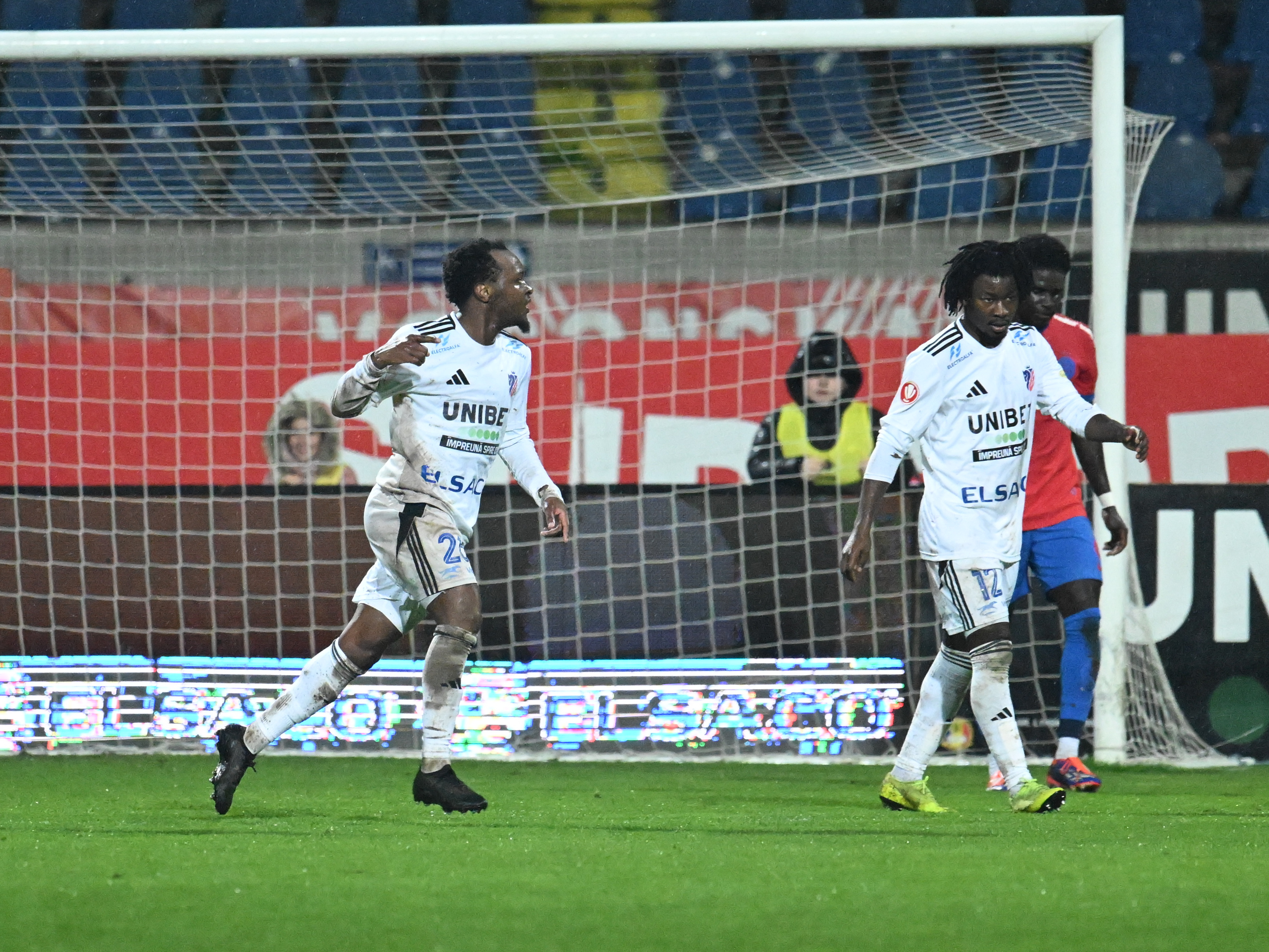 Imagine Stire FC Botoșani - FCSB 3-2, ACUM, Digi Sport 1. Lixandru este eliminat! Final tensionat de meci! | 2review.ro