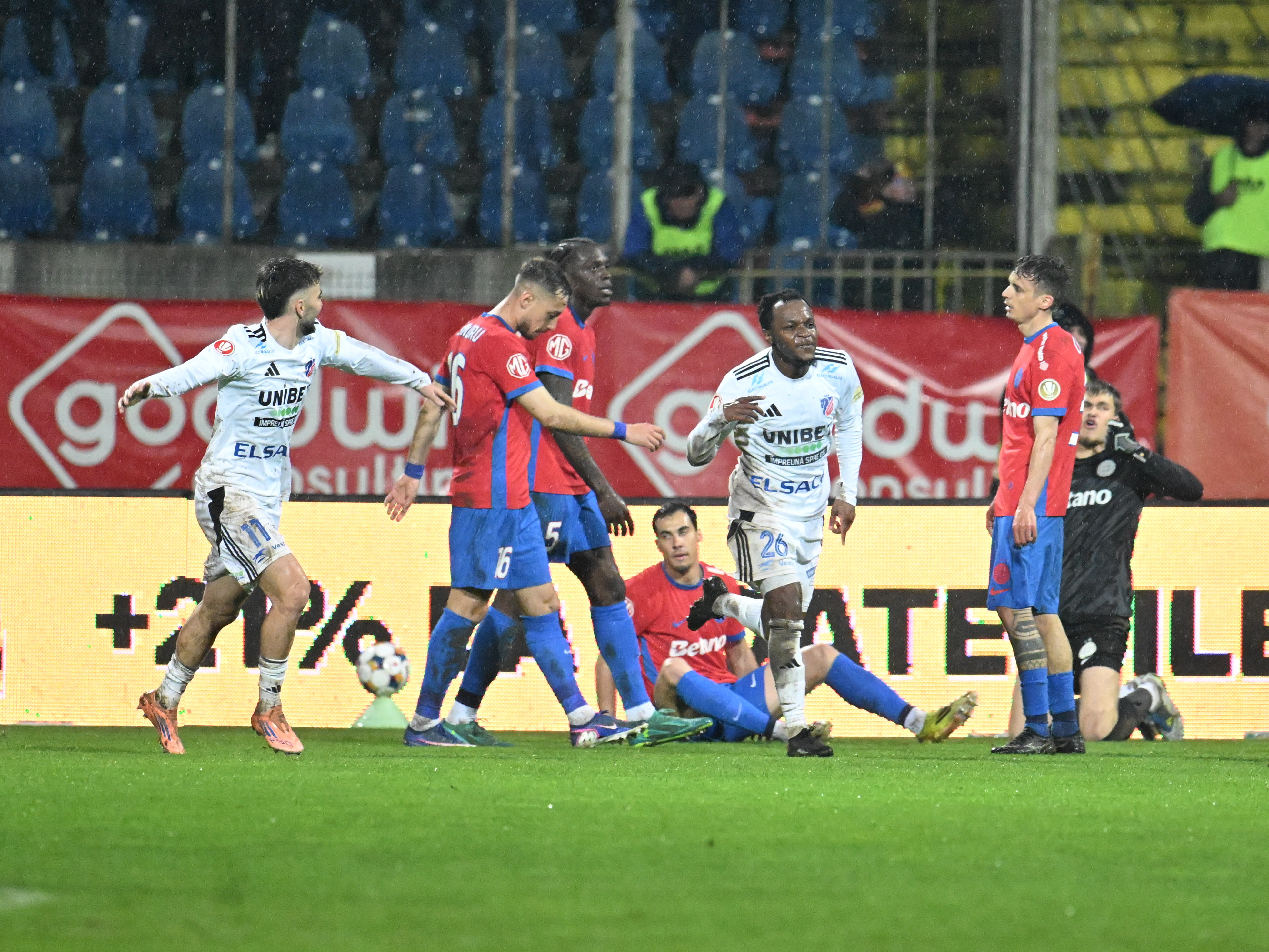 Imagine Stire FC Botoșani - FCSB 3-2 | Moldovenii i-au egalat pe bucureșteni în fruntea play-out-ului după un meci spectaculos | 2review.ro