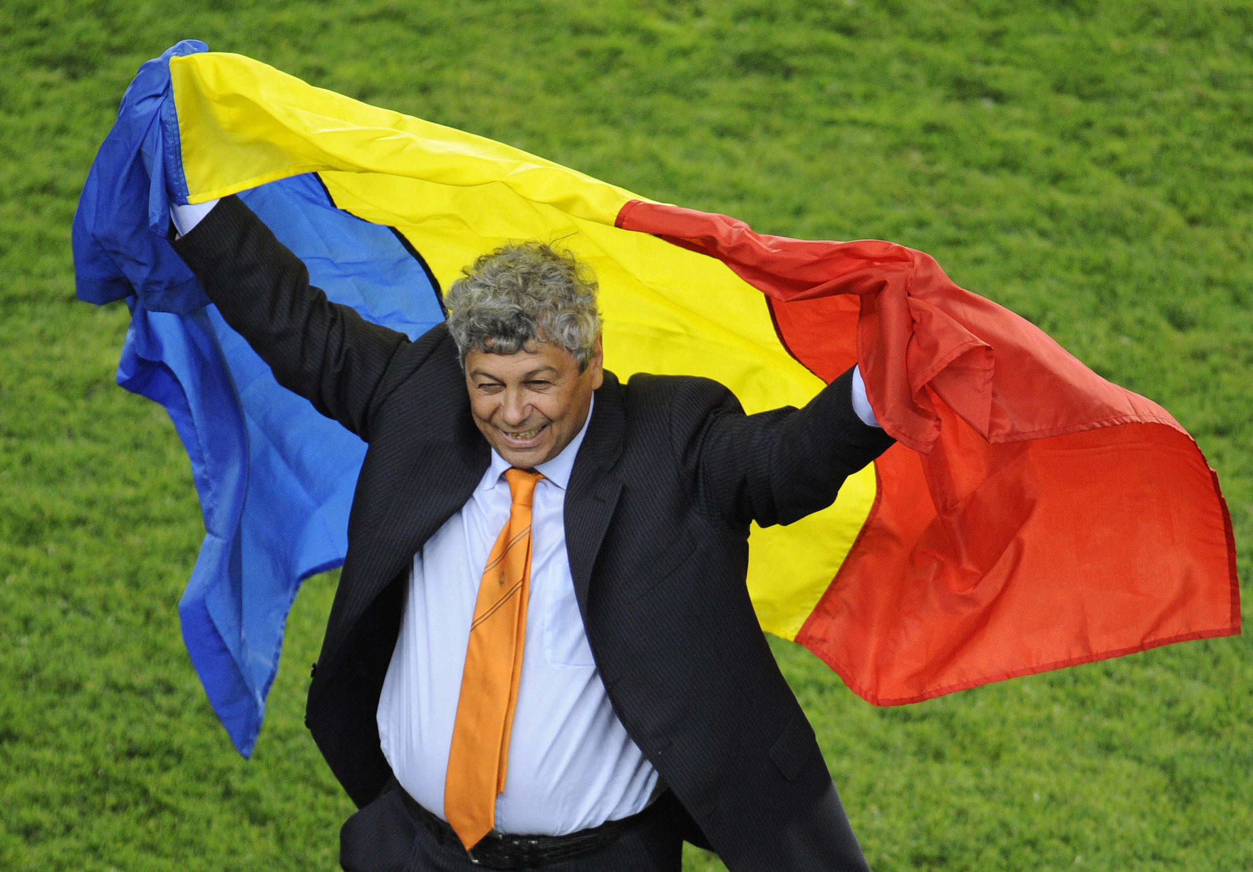 Imagine Stire Două echipe legendare! Cum ar arăta primul 11 cu jucătorii români și străini antrenați de Mircea Lucescu | 2review.ro