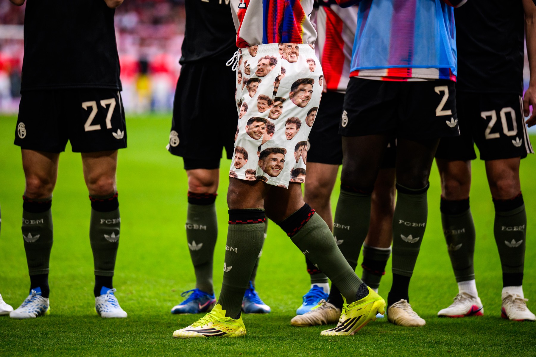 Imagine Stire Gest nemaivăzut! Și-a pus un șort cu fața unui coleg, chiar sub ochii acestuia | 2review.ro