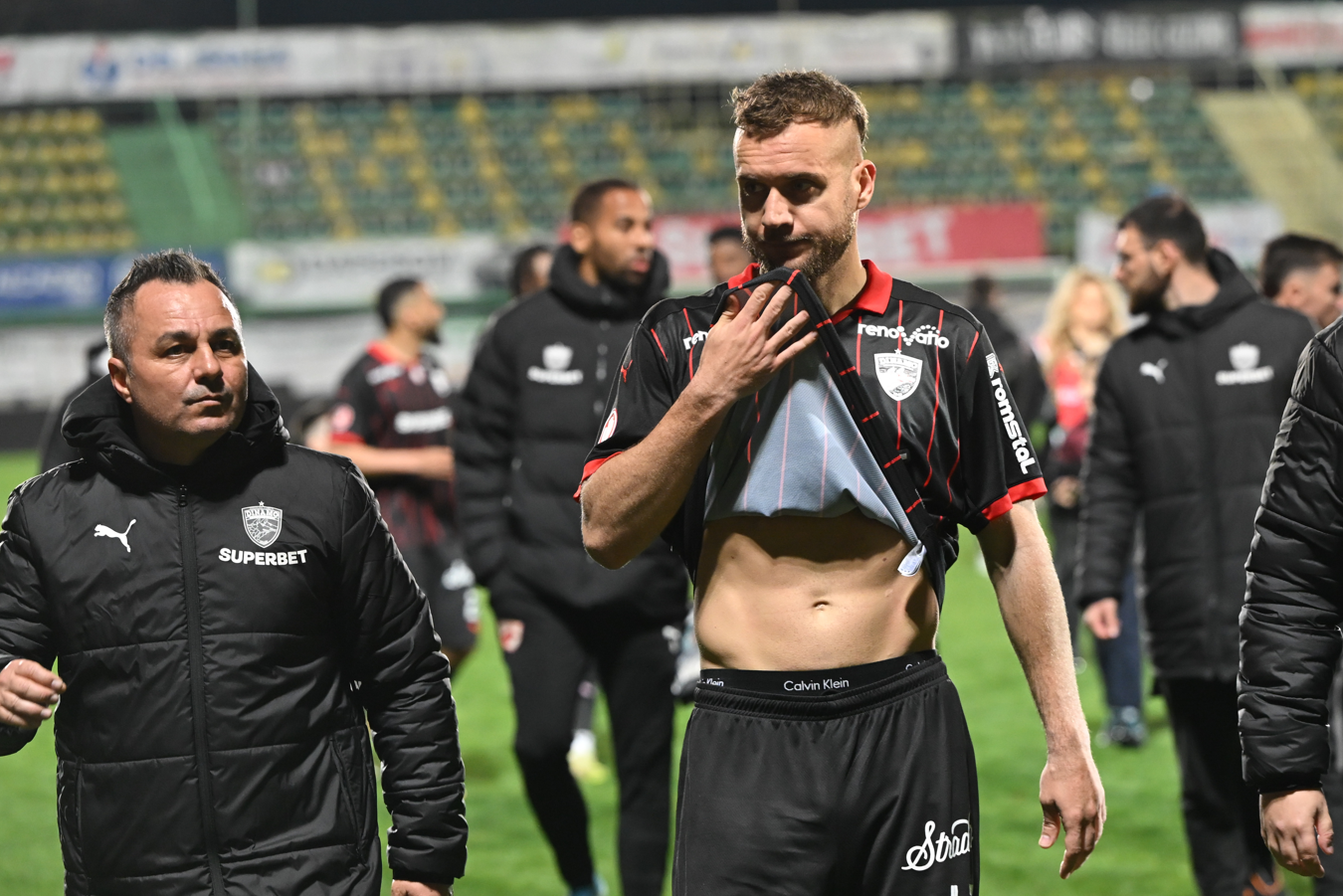 Imagine Stire Ce le-au strigat suporterii jucătorilor de la Dinamo, după ce ”Haita” nu a mai câștigat de 6 meciuri | 2review.ro