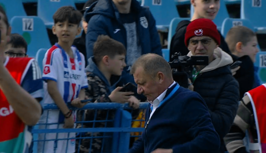 Imagine Stire Cum l-au ironizat fanii Oțelului pe Dorinel Munteanu, care nu s-a abținut la interviu: Puțin respect ar trebui | 2review.ro