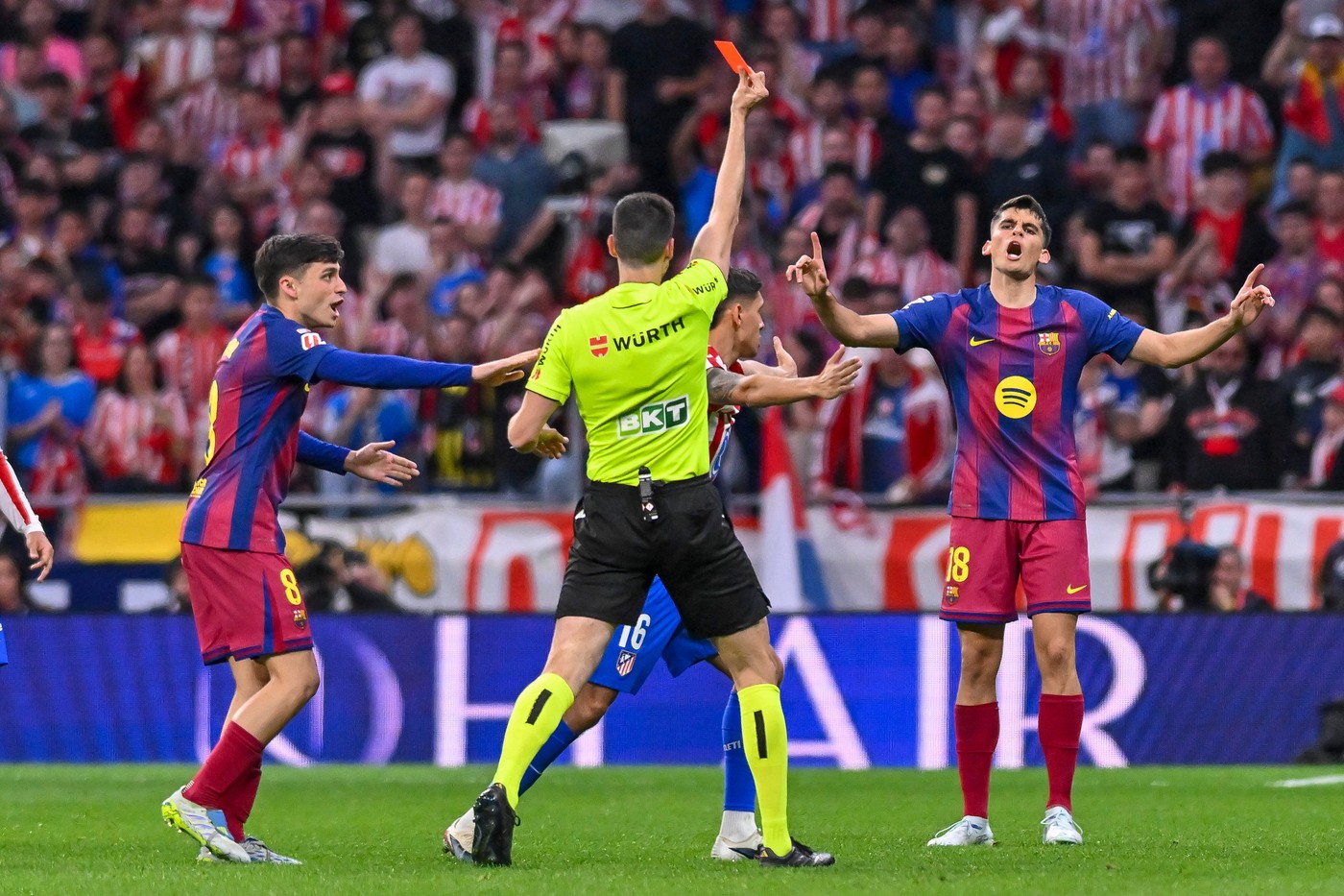 Imagine Stire Au apărut discuțiile! Ce a vorbit arbitrul de la Atletico - Barcelona cu VAR-ul la cele două faze controversate | 2review.ro