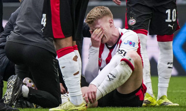 EINDHOVEN - Jerdy Schouten of PSV Eindhoven lies on the ground with an injury during the Dutch Eredivisie match between PSV and FC Utrecht at the Philips Stadium on April 4, 2026, in Eindhoven, the Netherlands. TOBIAS KLEUVER / ANP