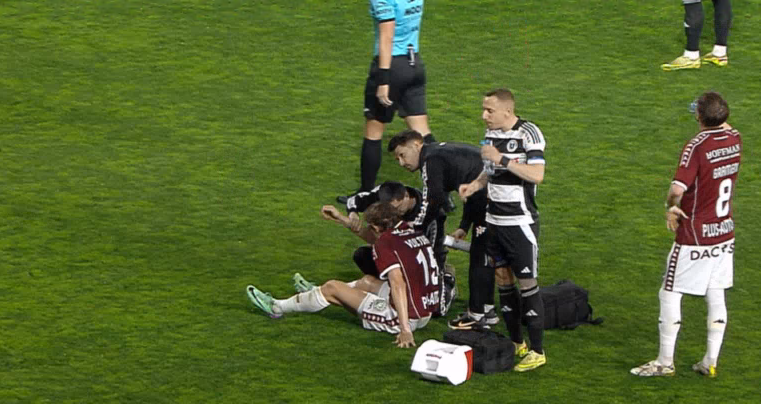 Imagine Stire Lovitură pentru Rapid: a marcat contra lui ”U” Cluj, iar după 8 minute s-a accidentat! Gâlcă a intervenit | 2review.ro