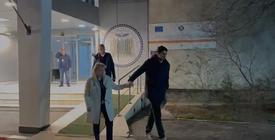 Imagine Stire La miezul nopții, Răzvan Lucescu a ajuns la spitalul în care este internat Mircea Lucescu! Ce a spus după ce și-a văzut tatăl | 2review.ro