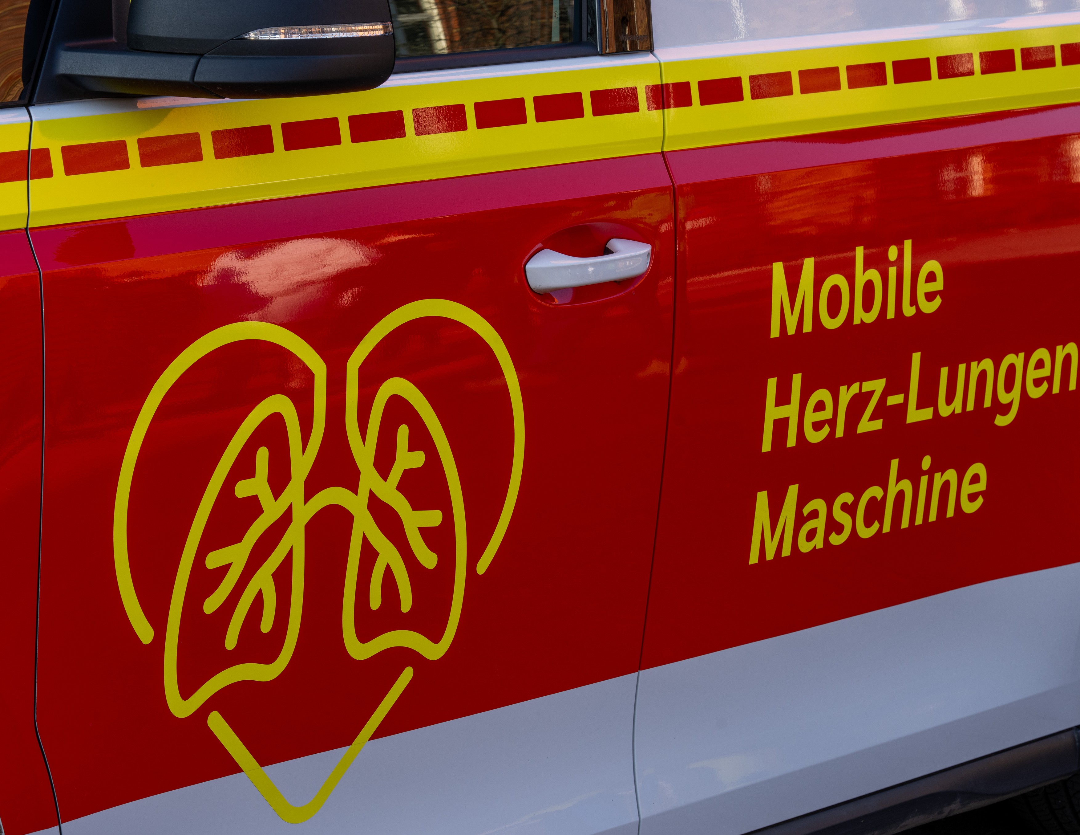 Imagine Stire Critică! Ce este ECMO, intervenția luată în calcul în cazul lui Mircea Lucescu, ținut în comă | 2review.ro