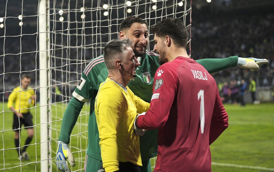 Imagine Stire I-a furat foaia cu indicații lui Donnarumma și acum a recunoscut: ”Știam ce e”. Poate ajunge gratis la Mondial! | 2review.ro