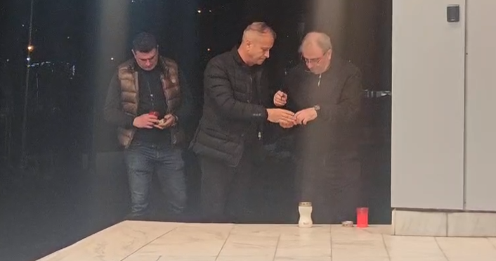 Imagine Stire Mihai Stoichiță i-a aprins o lumânare lui Mircea Lucescu pe treptele Spitalului Universitar | 2review.ro