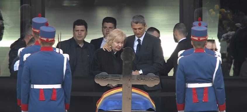 Imaginile care dor! Cum a fost surprinsă Neli, soția lui Mircea Lucescu, chiar în fața sicriului