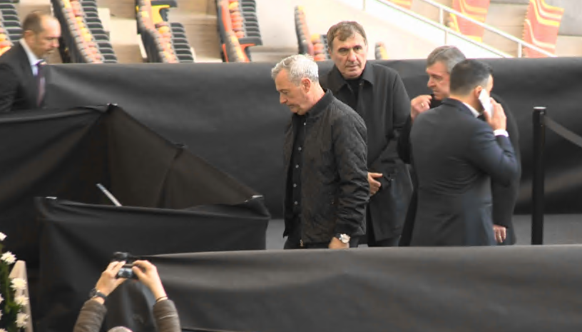 Cu lacrimi în ochi! Gică Hagi, Mircea Rednic și Dorin Mateuț, împreună la catafalcul lui Mircea Lucescu