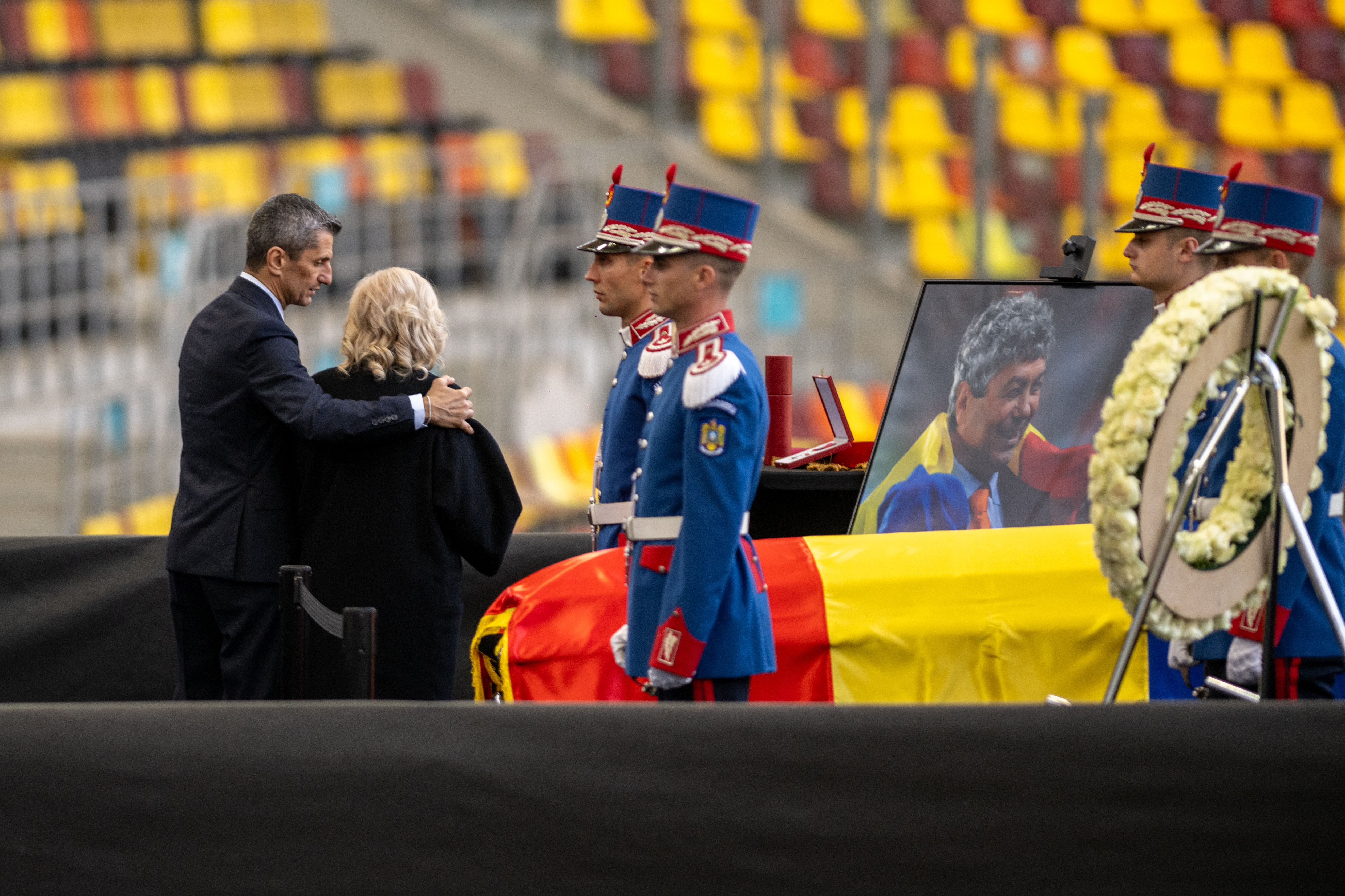 Imagine Stire Președintele Nicușor Dan a decis să NU se ducă la priveghiul lui Mircea Lucescu. Răspunsul Administrației Prezidențiale | 2review.ro