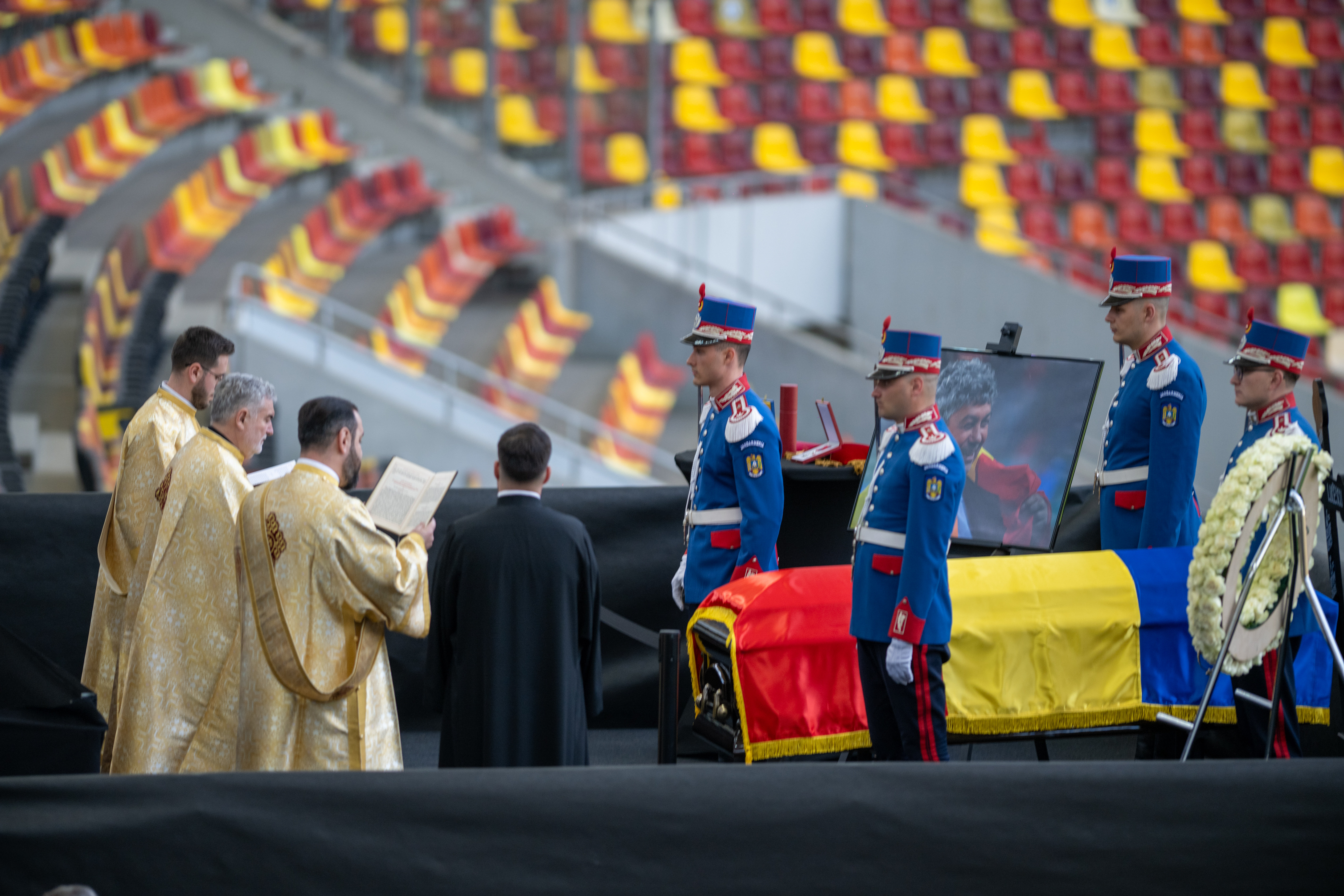 Imagine Stire A îngenuncheat în fața sicriului lui Mircea Lucescu | 2review.ro