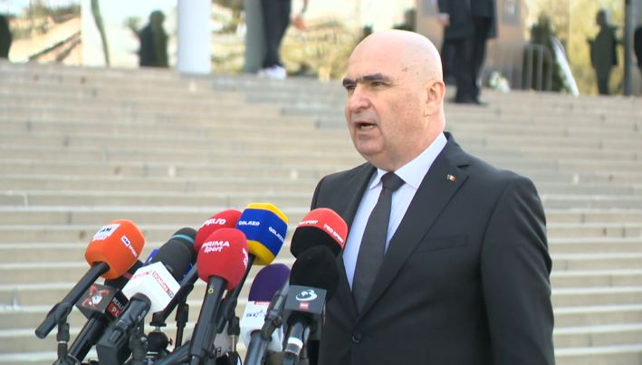 Imagine Stire Ilie Bolojan a vorbit doar 15 secunde, după ce a vizitat catafalcul lui Mircea Lucescu | 2review.ro