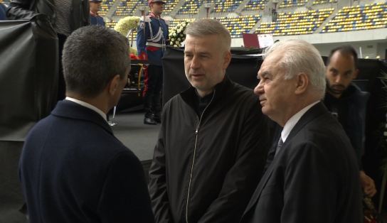 Imagine Stire Emoționant! Răzvan Lucescu i-a prins de mâini pe Edi și Anghel Iordănescu și le-a spus 6 cuvinte la funeraliile lui Mircea Lucescu | 2review.ro