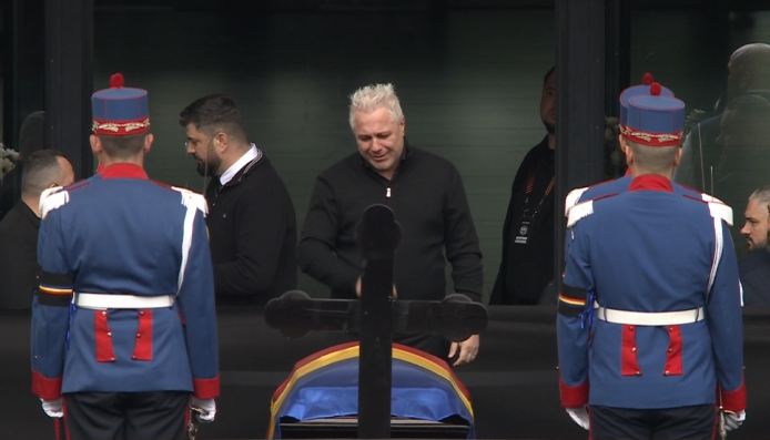 Imagine Stire Imaginile durerii! Marius Șumudică a izbucnit în plâns în fața sicriului lui Mircea Lucescu | 2review.ro