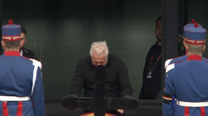 Imagine Stire Nu am fost lăsat să-l văd. Marius Șumudică, prăbușit emoțional la sicriul lui Mircea Lucescu | 2review.ro