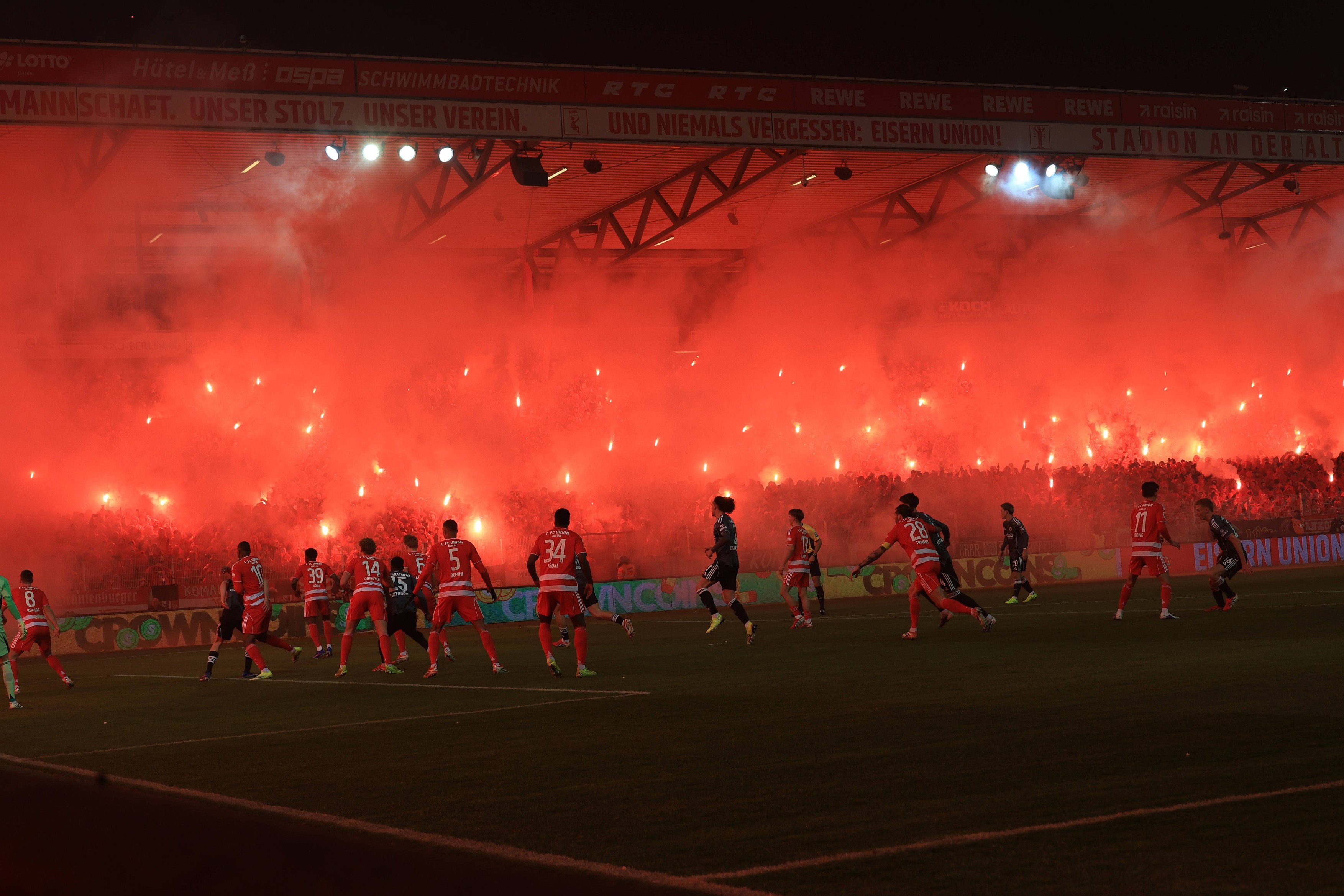 Imagine Stire Bun de plată! Un club din Germania a primit o amendă record, după ce fanii au aprins 200 de țorțe | 2review.ro