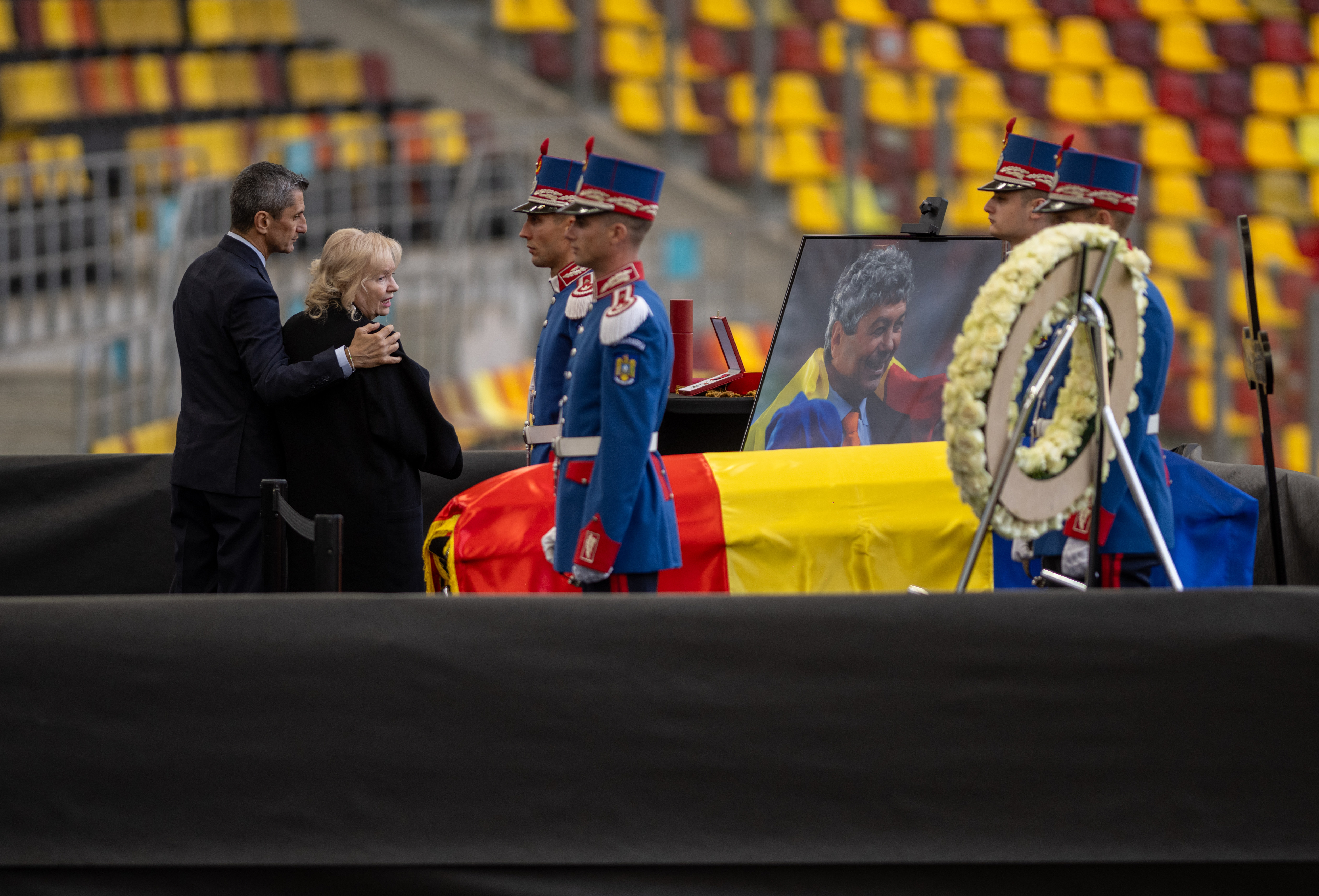 Imagine Stire Câte persoane s-au dus pentru Mircea Lucescu la Arena Națională! Nume importante și-au luat rămas bun | 2review.ro