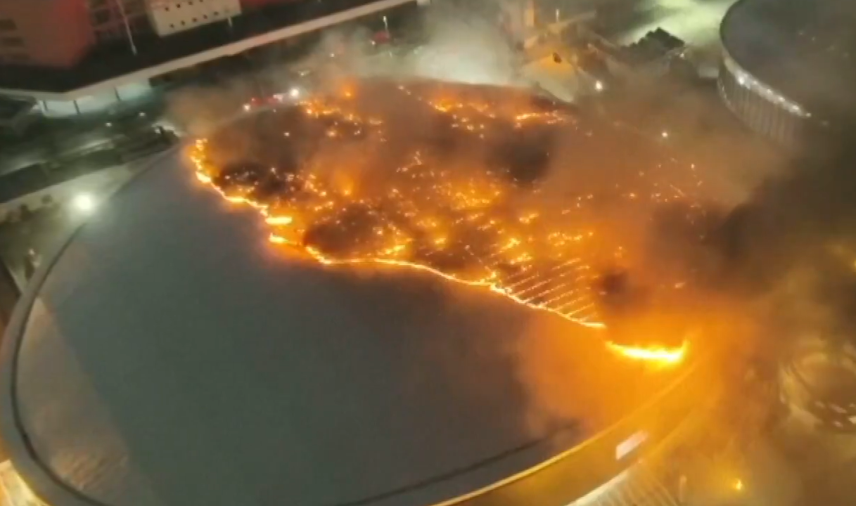 Imagine Stire Acoperișul arenei de 38.500.000 € a luat foc | 2review.ro