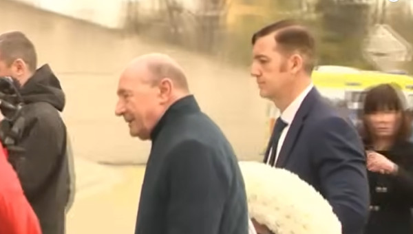 Traian Băsescu a scris un singur cuvânt pe coroana depusă la catafalcul lui Mircea Lucescu