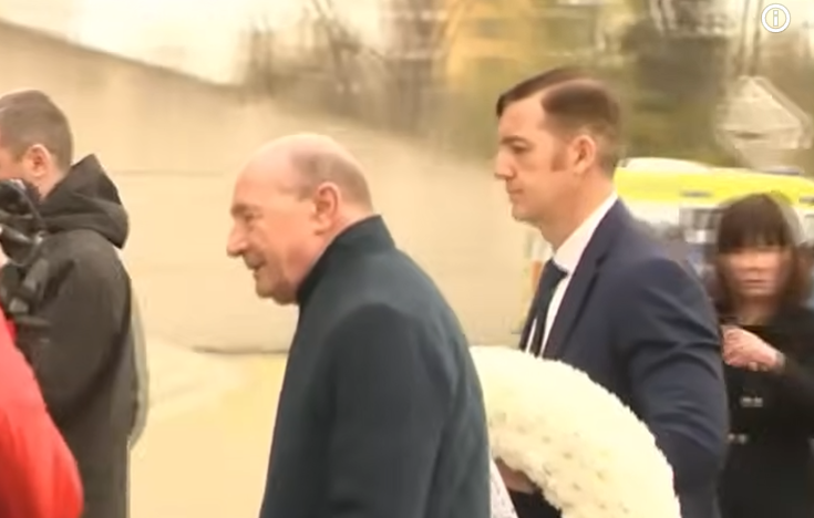 Imagine Stire Traian Băsescu a scris un singur cuvânt pe coroana depusă la catafalcul lui Mircea Lucescu | 2review.ro