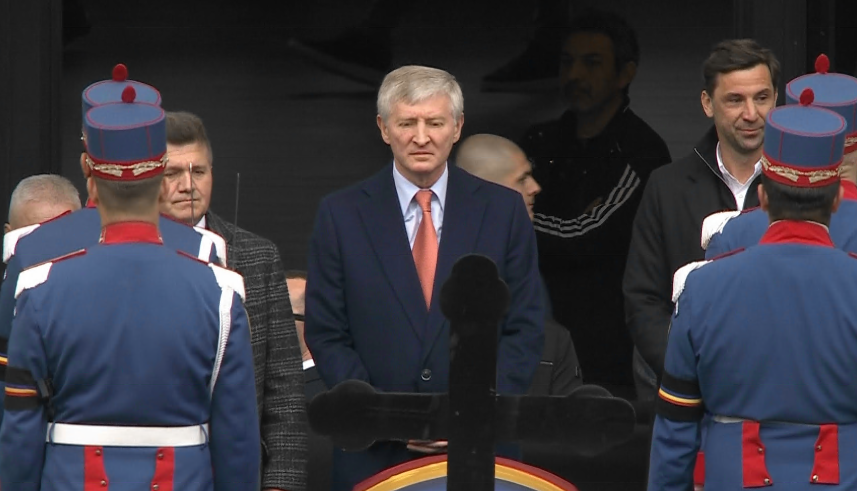 Imagine Stire Rinat Akhmetov, înmărmurit în fața sicriului lui Mircea Lucescu! Cu cine s-a întâlnit prima dată | 2review.ro