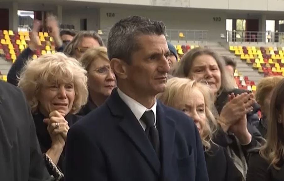 Imagine Stire Răzvan Lucescu nu și-a mai putut controla emoțiile, după ce numele lui Mircea Lucescu a răsunat pe Arena Națională | 2review.ro