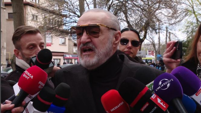 Imagine Stire Gigi Becali, la înmormântarea lui Mircea Lucescu: Acum, Răzvan trebuie să intre în rol. O să-i spun eu ce să facă! | 2review.ro