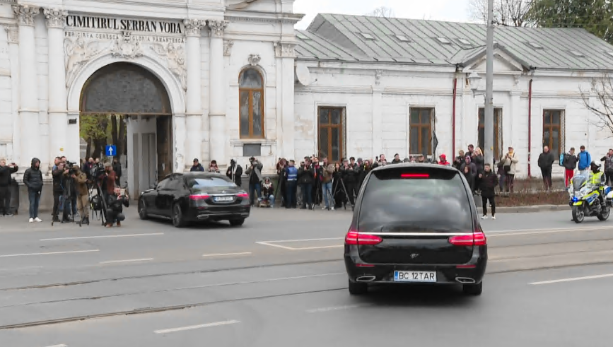 Imagine Stire Înmormântarea lui Mircea Lucescu | Cortegiul funerar a ajuns la Cimitirul Bellu | 2review.ro