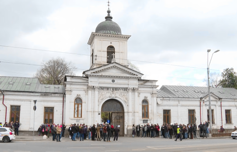 Imagine Stire Mircea Lucescu a fost înmormântat la Cimitirul Bellu. Gestul făcut de toți cei prezenți | 2review.ro