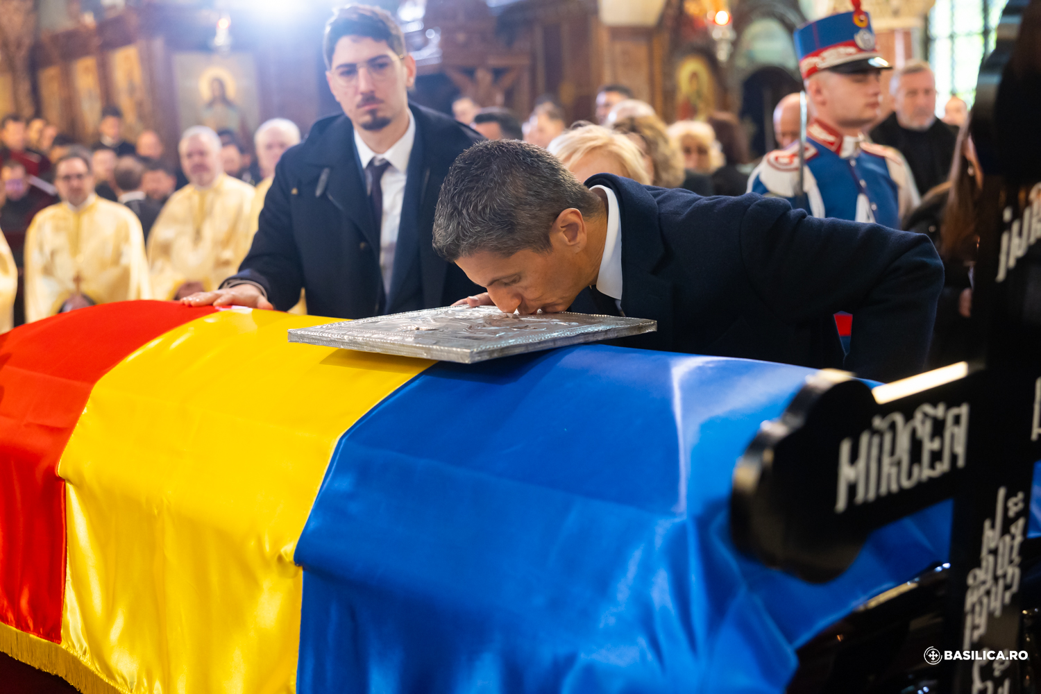 Imagine Stire Chiar nu și-a putut stăpâni emoțiile! Răzvan Lucescu, discurs impresionant la înmormântarea lui Mircea Lucescu | 2review.ro