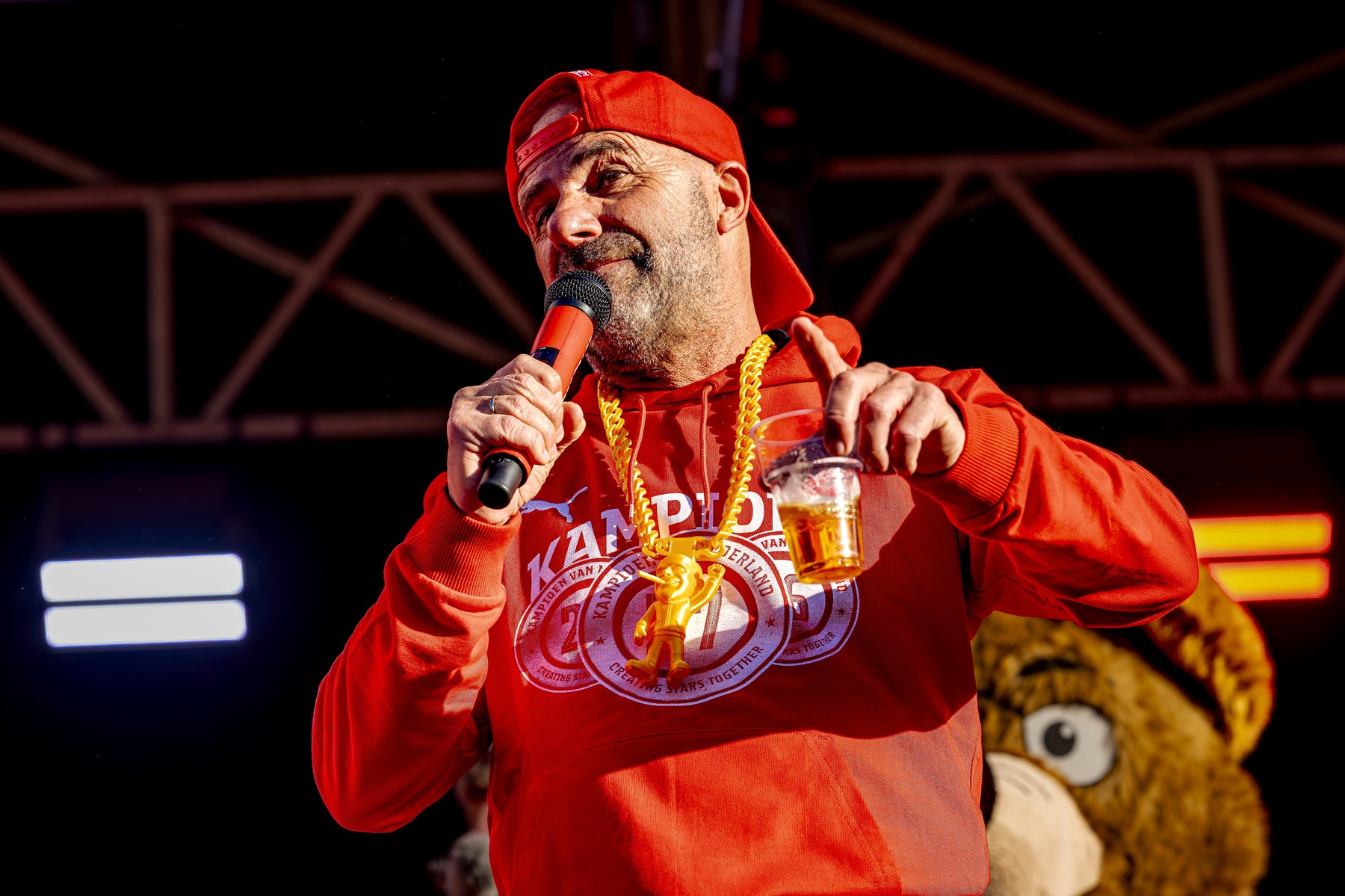 Imagine Stire Bere și trabucuri - 5! Antrenorul lui Dennis Man a făcut show, după ce PSV a luat titlul | 2review.ro