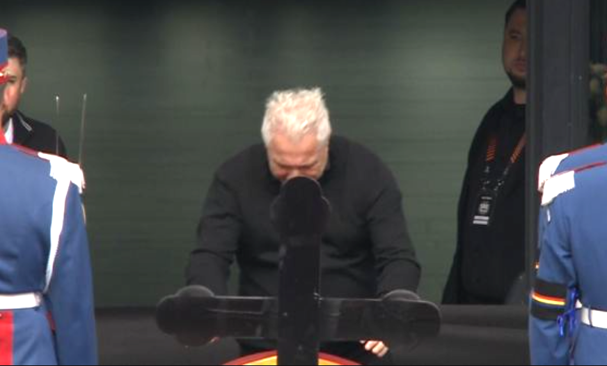 Imagine Stire Turcii au văzut ce a făcut Șumudică la sicriul lui Mircea Lucescu: Așa ceva n-ați mai văzut | 2review.ro