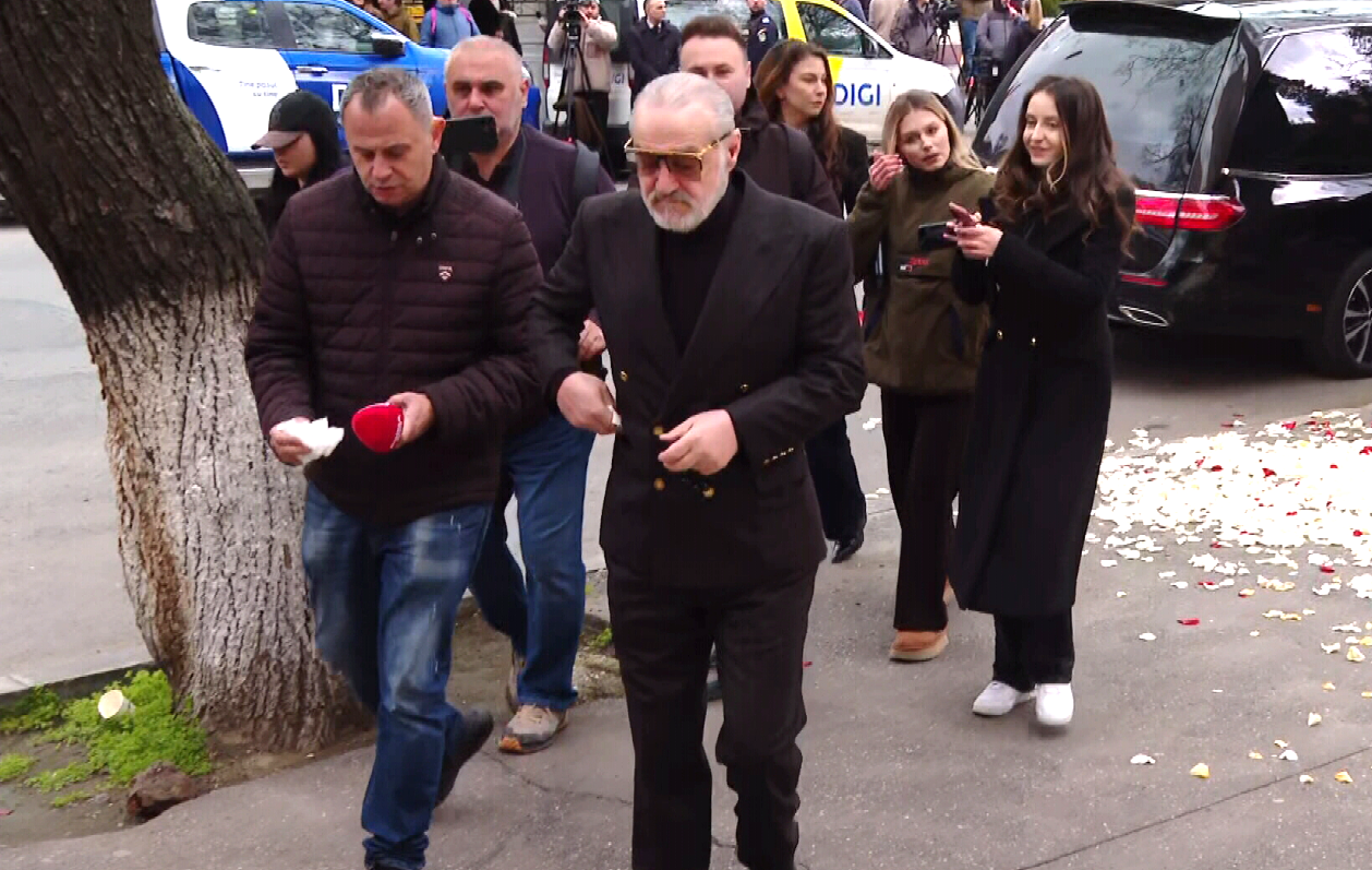 Imagine Stire Cum l-au numit grecii pe Gigi Becali, după ce au văzut cum a apărut la înmormântarea lui Mircea Lucescu | 2review.ro