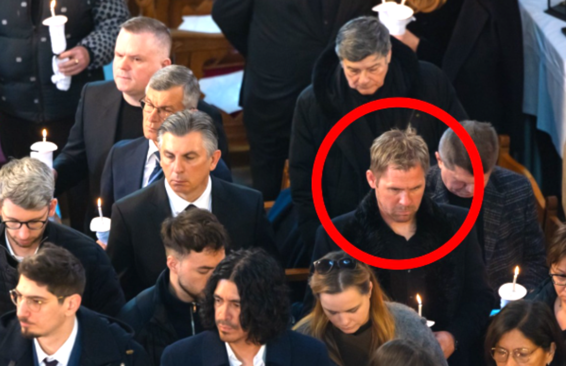 Imagine Stire Apariție total neașteptată la înmormântarea lui Mircea Lucescu! Nu l-a recunoscut aproape nimeni | 2review.ro