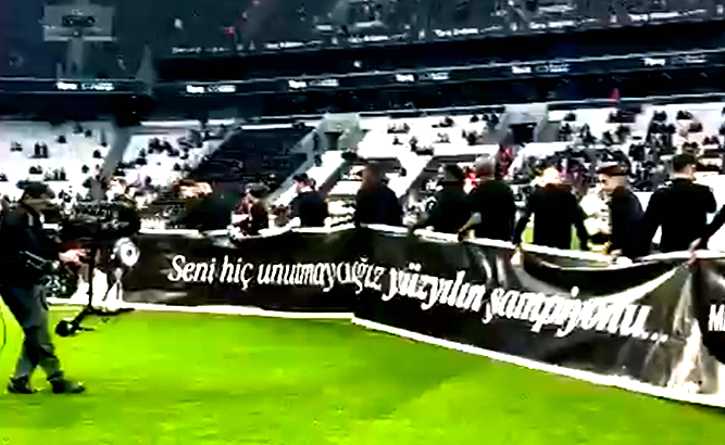 Imagine Stire Pe măsură! Ce banner au afișat jucătorii lui Beșiktaș, în ziua înmormântării lui Mircea Lucescu | 2review.ro