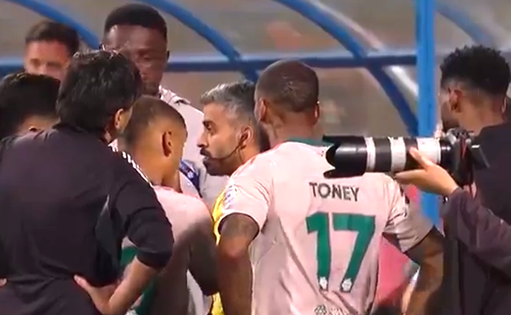 Imagine Stire Scandal de proporții! Au apărut imaginile cu arbitrul acuzat de hoție pe față: S-a înregistrat ce ai spus? | 2review.ro