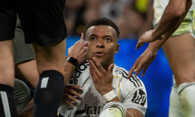 Madrid, Spain. 10th Apr, 2026. Kylian Mbappé, Real Madrid player, being attended to by the club doctors during the EA SPORTS La Liga 2025-2026 match between Real Madrid and Girona FC, played at the Santiago Bernabéu Stadium. Final score: Real Madrid 1 - G