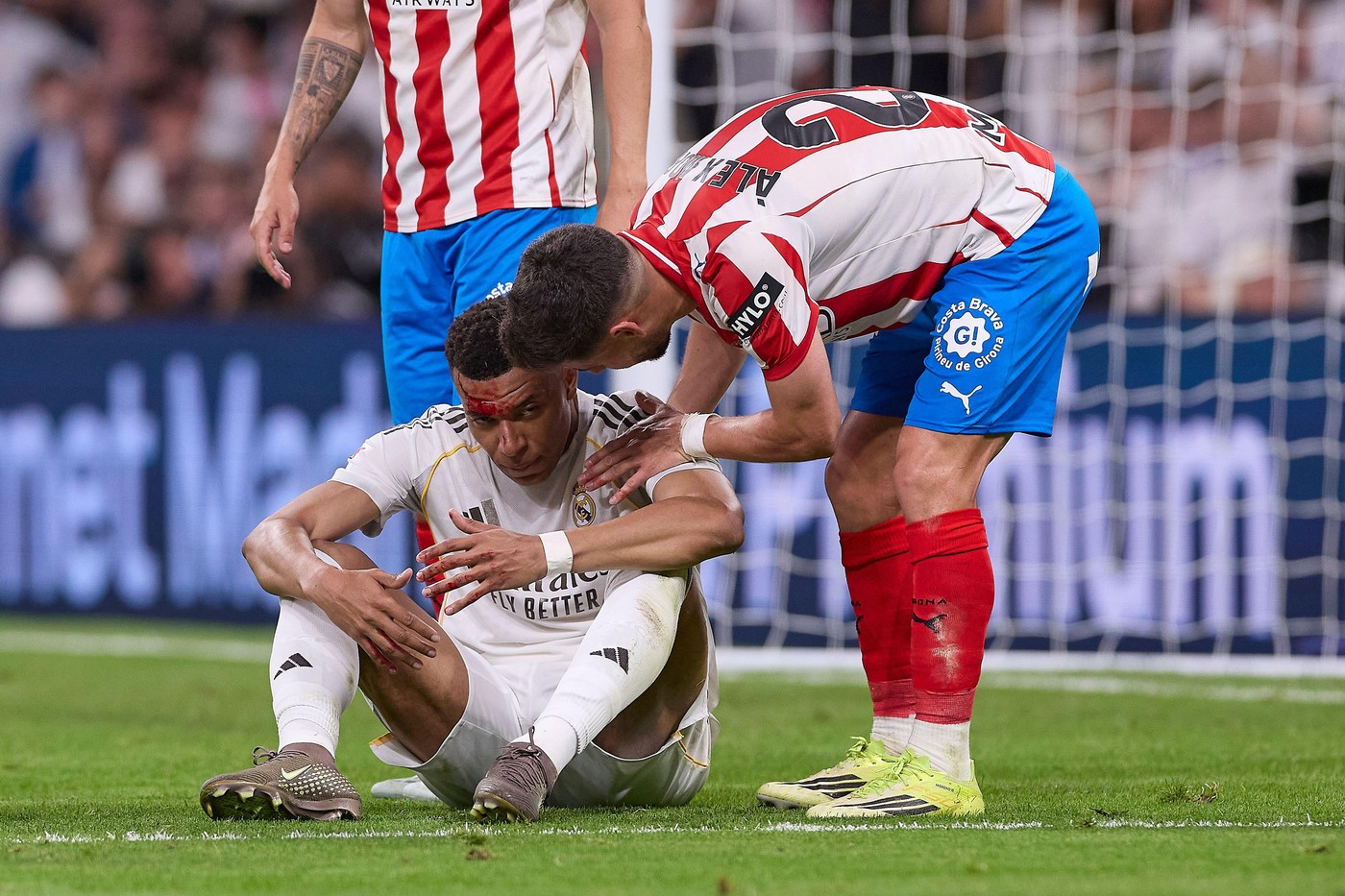 Imagine Stire Doi foști arbitri s-au contrazis, după faza la care Mbappe a fost umplut de sânge: ”Nu e suficient” / ”Penalty clar” | 2review.ro