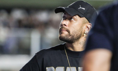 Santos, Brazil. 22nd Jan, 2026. Neymar of Santos during halftime of the match against Corinthians in the 4th round of the Paulista Championship, at Vila Belmiro stadium, on the coast of São Paulo, this Thursday, January 22, 2026. Credit: Brazil Photo Pres