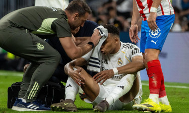 Madrid, Spain. 10th Apr, 2026. Kylian Mbappé, Real Madrid player, being attended to by the club doctors during the EA SPORTS La Liga 2025-2026 match between Real Madrid and Girona FC, played at the Santiago Bernabéu Stadium. Final score: Real Madrid 1 - G