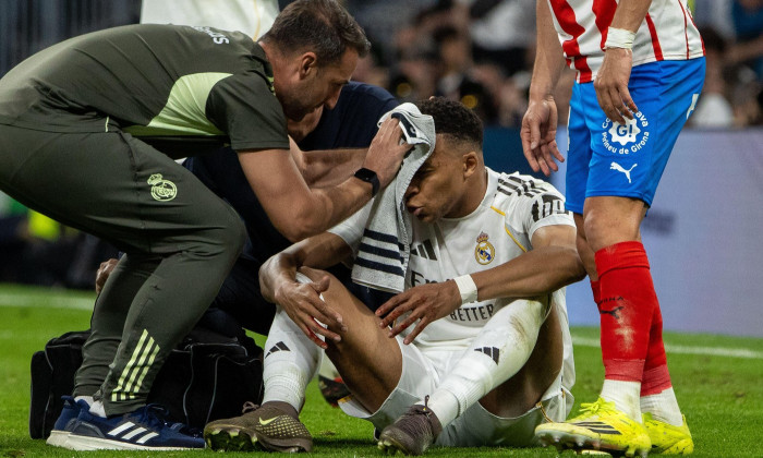 Madrid, Spain. 10th Apr, 2026. Kylian Mbappé, Real Madrid player, being attended to by the club doctors during the EA SPORTS La Liga 2025-2026 match between Real Madrid and Girona FC, played at the Santiago Bernabéu Stadium. Final score: Real Madrid 1 - G