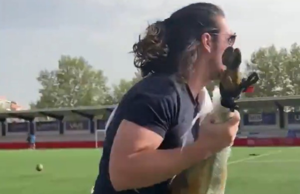 Imagine Stire Scene revoltătoare! Un președinte de club își aleargă jucătorii musulmani cu un jambon: Mâncaţi porc! | 2review.ro