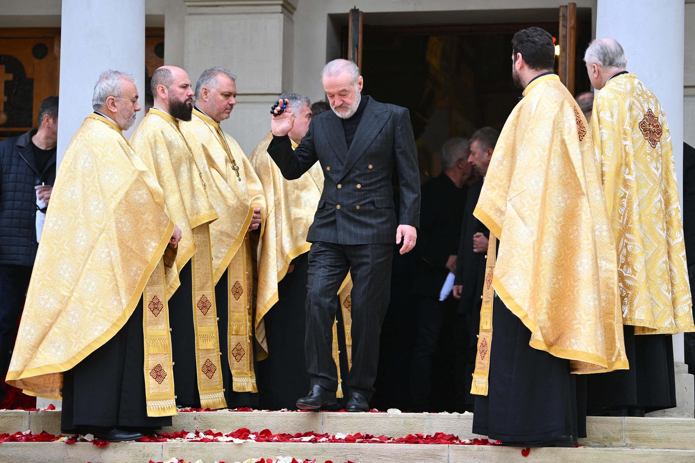 Un preot a răbufnit pe internet și a spus ce a făcut Gigi Becali în biserică: ”Total interzis! Voi apela la CEDO”