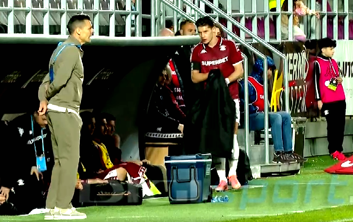 Imagine Stire Imaginile integrale! Alex Dobre și-a salutat colegii, după ieșirea nervoasă de la Rapid - FC Argeș | 2review.ro