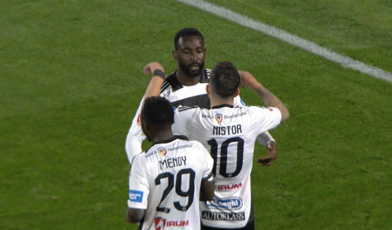 Imagine Stire U Cluj - Universitatea Craiova 4-0. Ardelenii s-au impus clar cu om în plus și s-au distanțat în clasament | 2review.ro