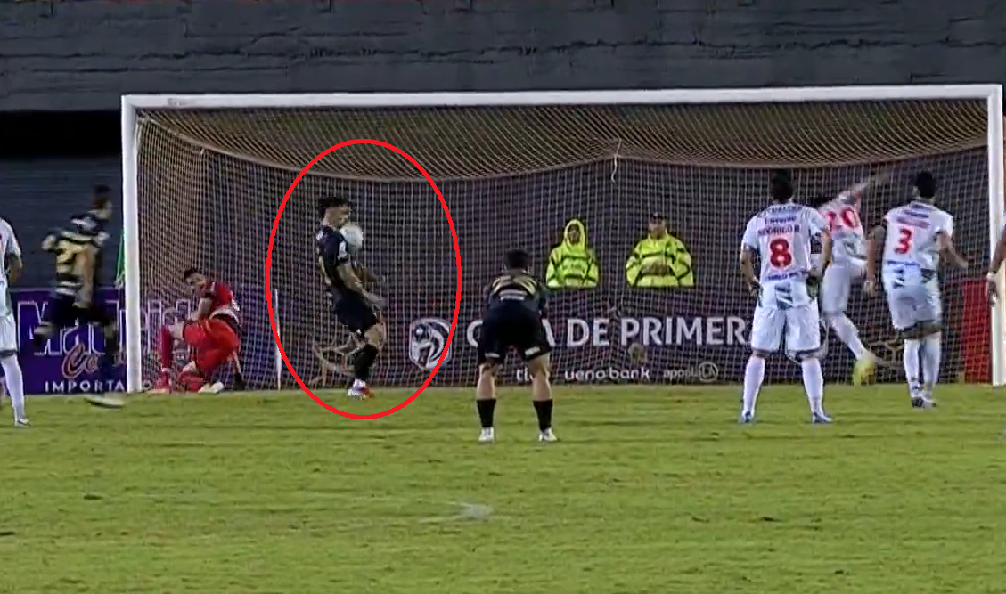 Imagine Stire ”Așa ceva nu s-a mai văzut vreodată!”. A ratat penalty-ul, însă ceea ce a urmat depășește orice imaginație: ”Arestați-l!” | 2review.ro