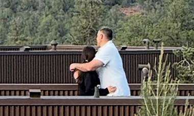 EXCLUSIVE: *PREMIUM RATES* New England Patriots’ Mike Vrabel and top NY Times NFL reporter Dianna Russini hold hands and hug at luxury hotel